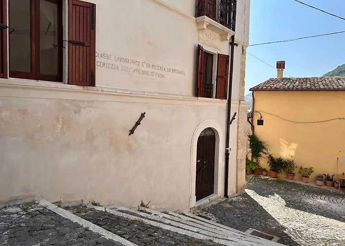 Palazzo D'alessandro Wunderkammer&suites Di Charme Frühstückspension